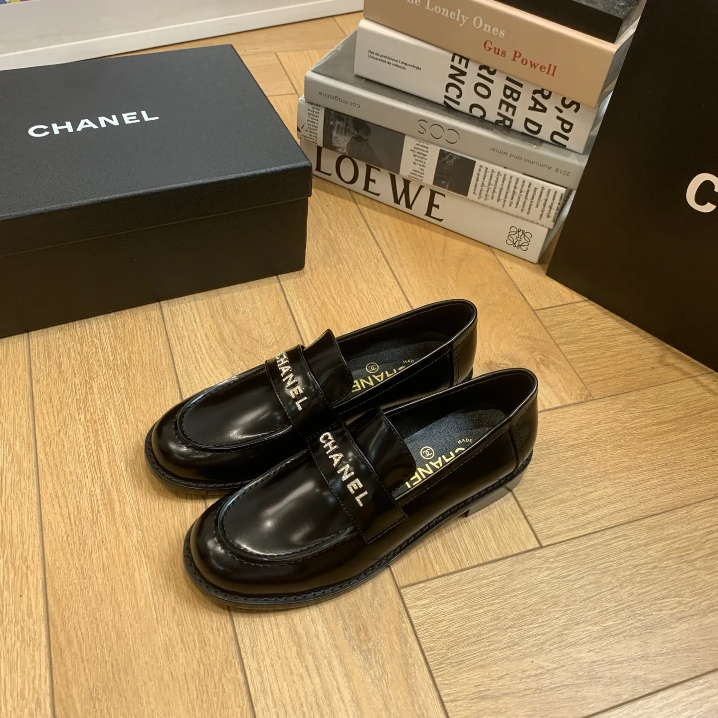 👟👟Ex-factory price 640👟👟 🍀2025 spring and summer new Chanel Chanel small diamond buckle monogram Loaf lazy half-slippers, which can be worn all year round. No matter when you wear them, they are very high-end and durable. When shopping, you can attract attention on the street! Easily travel between commuting and leisure occasions, becoming a carefree fashionable and elegant woman~ Upper: cowhide/butter Lining: lambskin Sole: Italian genuine leather outsole Size: 35-39 (40/41 customized, non-refundable and non-exchangeable 👉